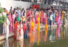 लोक आस्‍था के पर्व छठ पर महिलाओं ने अस्‍ताचलगामी सूर्य को दिया अर्घ्‍य, आमातालाब छठ घाट पर उमड़े श्रद्धालु