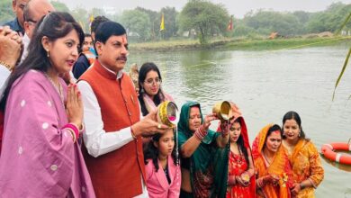 सीएम उज्जैन पहुंचे छठ के आखिरी दिन, विक्रम सरोवर घाट पर सूर्य को अर्घ्य अर्पित सीएम उज्जैन पहुंचे छठ के आखिरी दिन, विक्रम सरोवर घाट पर सूर्य को अर्घ्य अर्पित