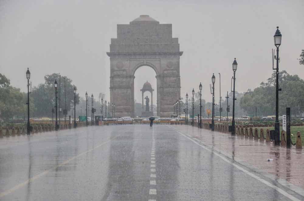 धुएँ में घुटती दिल्ली: कृत्रिम बारिश का इंतज़ार कब तक? धुएँ में घुटती दिल्ली: कृत्रिम बारिश का इंतज़ार कब तक?