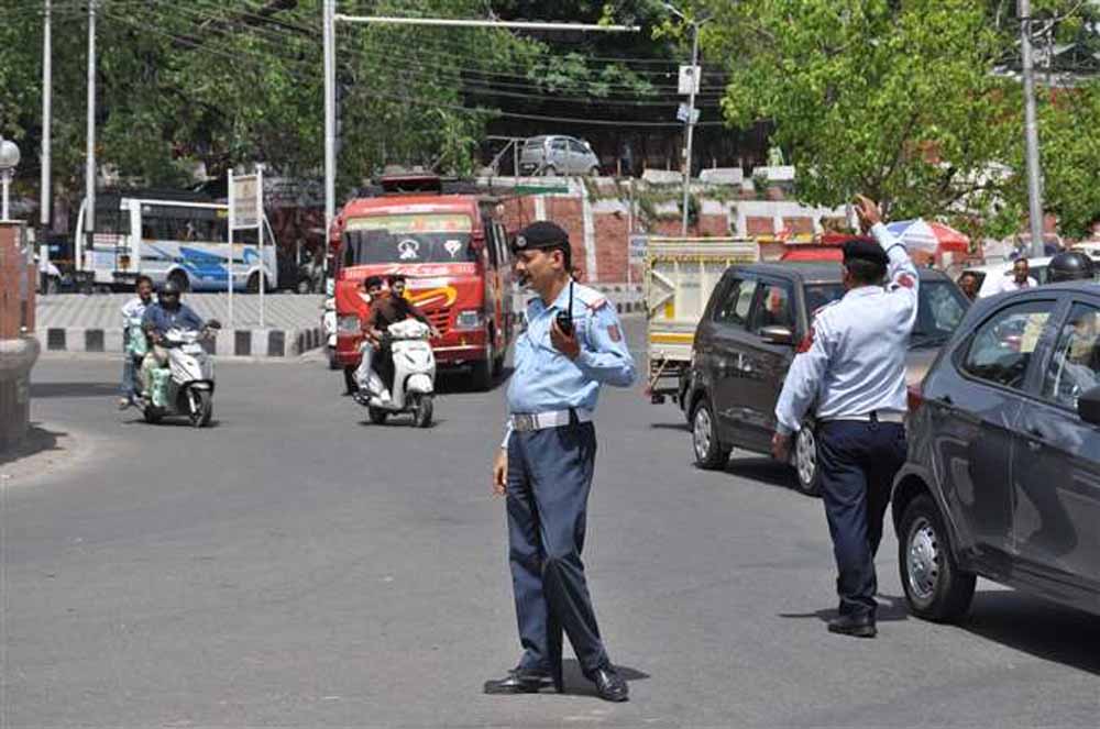 जम्मू में कल से से बदलेंगे ट्रैफिक नियम, उल्लंघन पर लगेगा भारी जुर्माना जम्मू में कल से से बदलेंगे ट्रैफिक नियम, उल्लंघन पर लगेगा भारी जुर्माना