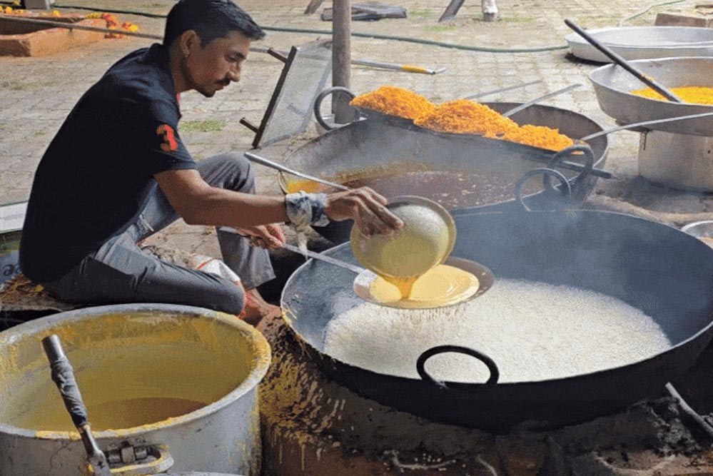 इंदौर के रणजीत हनुमान मंदिर में चलित अन्नकूट, 50 हजार भक्तों के लिए प्रसादी तैयार