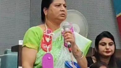 BJP महिला पार्षद ने चप्पल की माला पहन निगम कार्यालय पहुंचकर लगाए गंभीर आरोप BJP महिला पार्षद ने चप्पल की माला पहन निगम कार्यालय पहुंचकर लगाए गंभीर आरोप