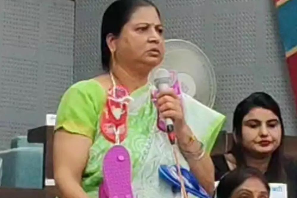 BJP महिला पार्षद ने चप्पल की माला पहन निगम कार्यालय पहुंचकर लगाए गंभीर आरोप BJP महिला पार्षद ने चप्पल की माला पहन निगम कार्यालय पहुंचकर लगाए गंभीर आरोप