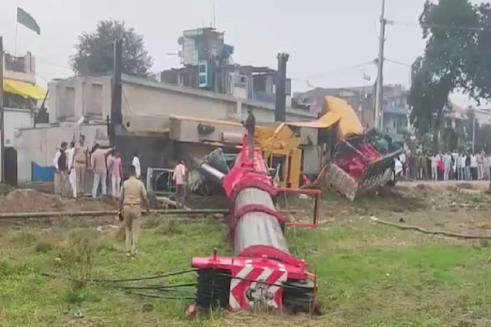 धार: पिथमपुर-सागौर रेलवे ब्रिज निर्माण में क्रेन पलटी, दो की मौत धार: पिथमपुर-सागौर रेलवे ब्रिज निर्माण में क्रेन पलटी, दो की मौत
