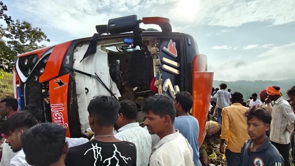बड़वानी में नर्मदा परिक्रमा बस पलटी, 30 से ज्यादा घायल; 1 श्रद्धालु की मौत बड़वानी में नर्मदा परिक्रमा बस पलटी, 30 से ज्यादा घायल; 1 श्रद्धालु की मौत