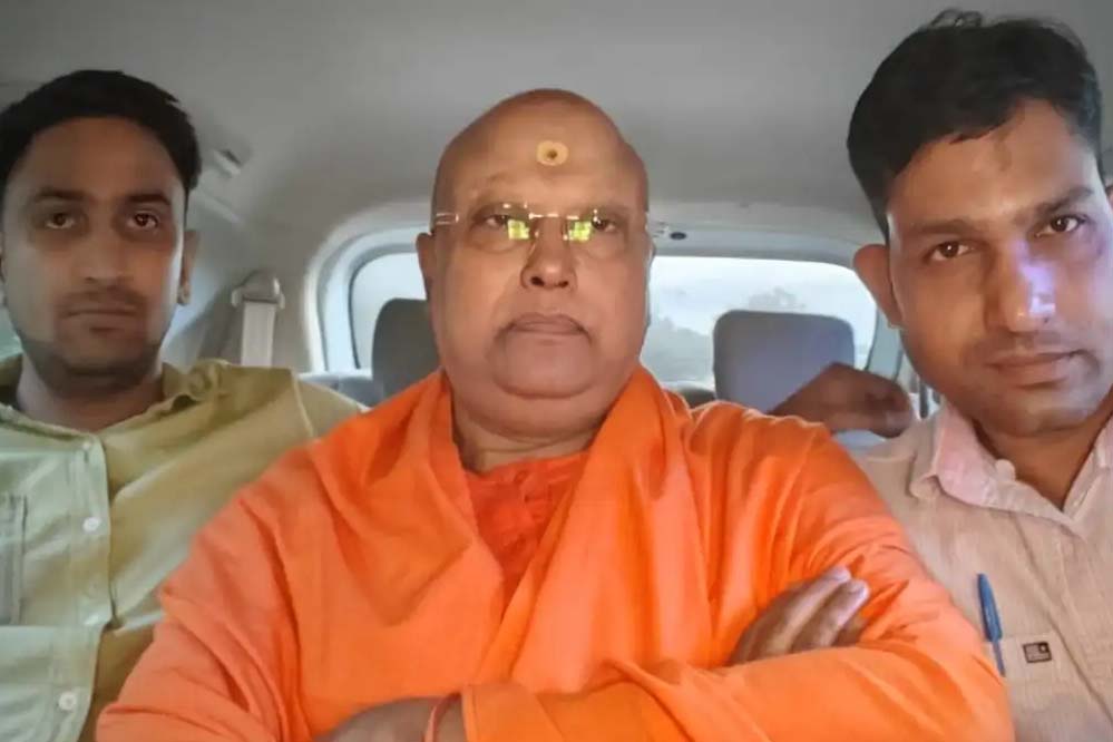 बाबा चैतन्यानंद 14 दिन की न्यायिक हिरासत में, जेल में मांगे कपड़े, दवाइयां और संन्यासी भोजन