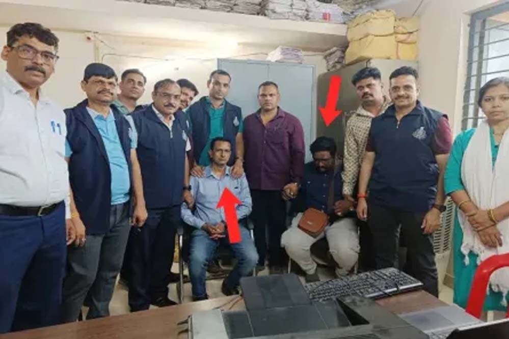 इंदौर: 40,000 की रिश्वत लेते सहायक राजस्व अधिकारी और प्रभारी बिल कलेक्टर रंगे हाथों पकड़ाए इंदौर: 40,000 की रिश्वत लेते सहायक राजस्व अधिकारी और प्रभारी बिल कलेक्टर रंगे हाथों पकड़ाए