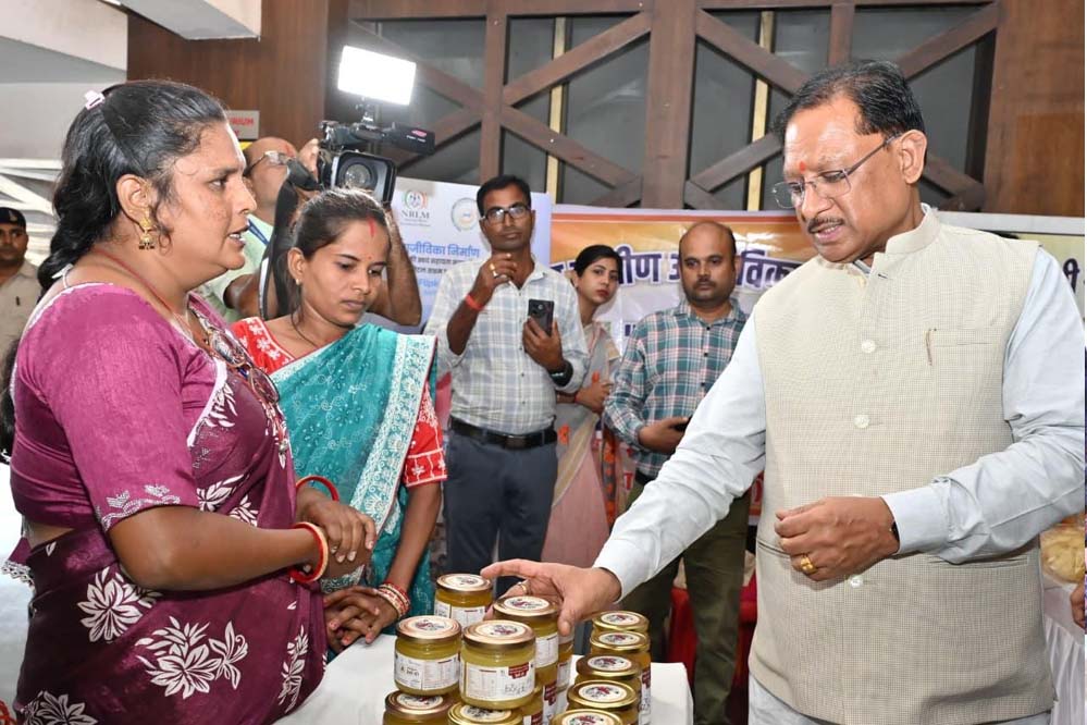 छत्तीसगढ़ की दीदियां बनीं आत्मनिर्भरता की ब्रांड एंबेसडर : लखपति दीदियों की सफलता हजारों महिलाओं के लिए बनेगी प्रेरणा – मुख्यमंत्री साय छत्तीसगढ़ की दीदियां बनीं आत्मनिर्भरता की ब्रांड एंबेसडर : लखपति दीदियों की सफलता हजारों महिलाओं के लिए बनेगी प्रेरणा – मुख्यमंत्री साय