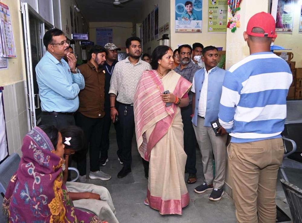 रायपुर : मंत्री श्रीमती लक्ष्मी राजवाड़े ने सूरजपुर जिले के ग्राम भांड़ी में उल्टी-दस्त से पीड़ित ग्रामीणों से की मुलाकात