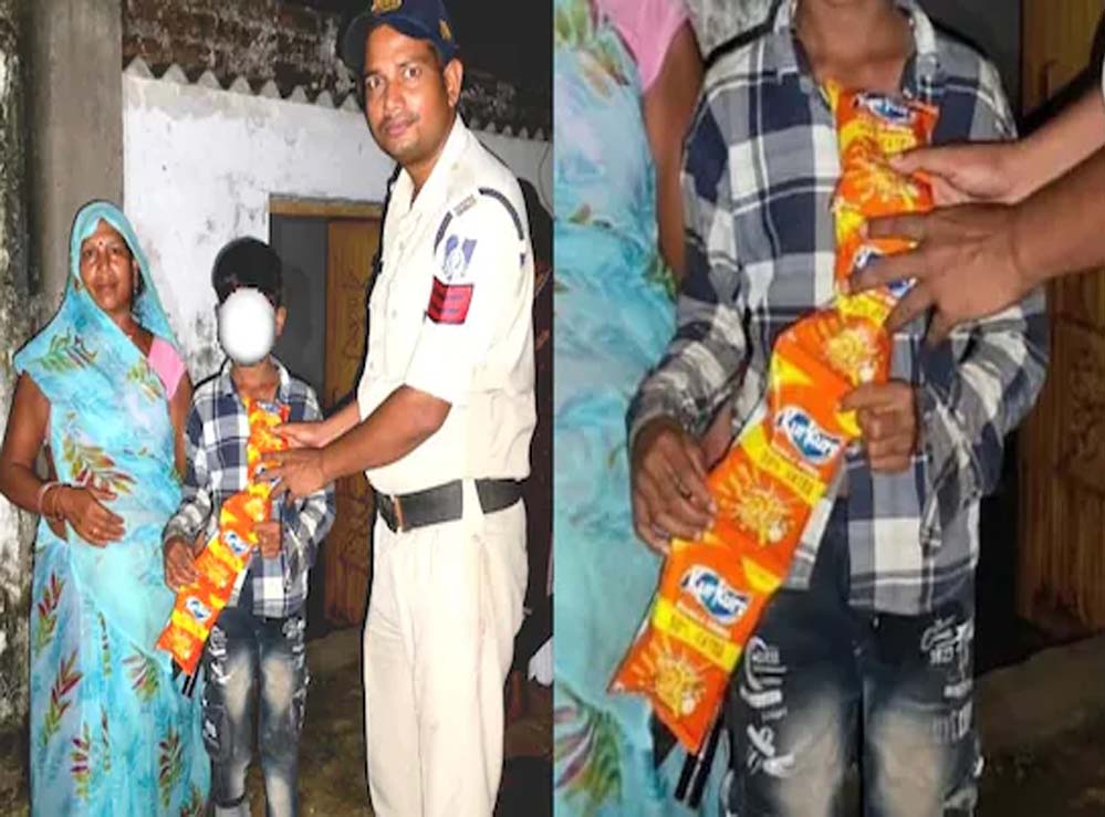 सिंगरौली में कुरकुरे न मिलने पर बच्चे ने पुलिस को किया फोन, बोला – मां ने बांधकर पीटा सिंगरौली में कुरकुरे न मिलने पर बच्चे ने पुलिस को किया फोन, बोला – मां ने बांधकर पीटा