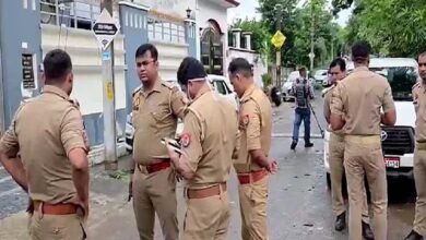 बरेली में सपा पर रोक, माता प्रसाद नजरबंद; संभल में सांसद बर्क के घर के बाहर पुलिस तैनात बरेली में सपा पर रोक, माता प्रसाद नजरबंद; संभल में सांसद बर्क के घर के बाहर पुलिस तैनात