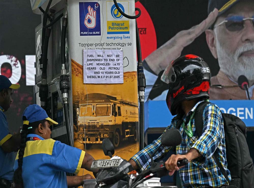 इंदौर में खत्म हुआ नो हेलमेट, नो पेट्रोल नियम, कलेक्टर ने की जनता से जागरूकता की अपील