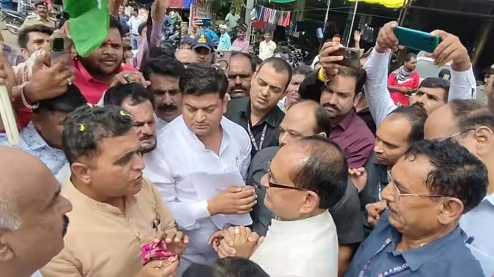 किसानों की मांगों पर कांग्रेस ने रोकी शिवराज की गाड़ी, पूर्व सीएम के अंदाज ने जीता दिल