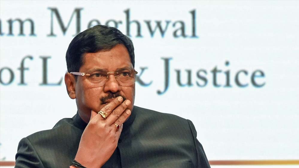 सुप्रीम कोर्ट में CJI बीआर गवई पर वकील ने जूता फेंका, आरोपी को पुलिस ने हिरासत में लिया सुप्रीम कोर्ट में CJI बीआर गवई पर वकील ने जूता फेंका, आरोपी को पुलिस ने हिरासत में लिया