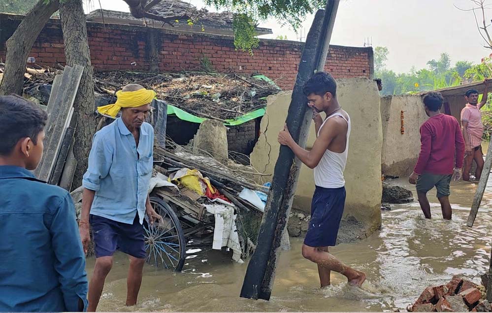 चंदौली में जल प्रलय का कहर: सड़कों पर पानी, घर ढहे, सैकड़ों एकड़ फसल डूबी