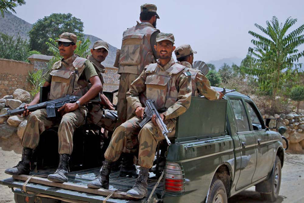 TTP का खौफनाक हमला: पाक सेना पर बम और गोलियों से वार, 11 जवान मारे गए