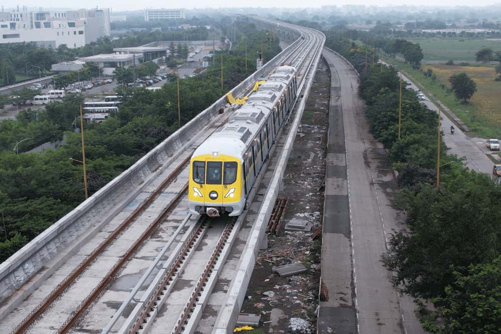 इंदौर मेट्रो का 17 किमी ट्रायल रन सफल, रेडिसन चौराहा तक संचालन की राह आसान इंदौर मेट्रो का 17 किमी ट्रायल रन सफल, रेडिसन चौराहा तक संचालन की राह आसान