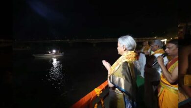 मां सरयू की भव्य आरती में शामिल हुईं केंद्रीय वित्त मंत्री निर्मला सीतारमण मां सरयू की भव्य आरती में शामिल हुईं केंद्रीय वित्त मंत्री निर्मला सीतारमण