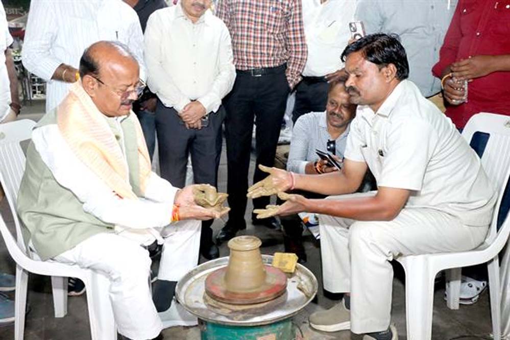 स्वदेशी वस्तुओं के उपयोग को बढ़ावा दें : राज्यमंत्री जायसवाल स्वदेशी वस्तुओं के उपयोग को बढ़ावा दें : राज्यमंत्री जायसवाल