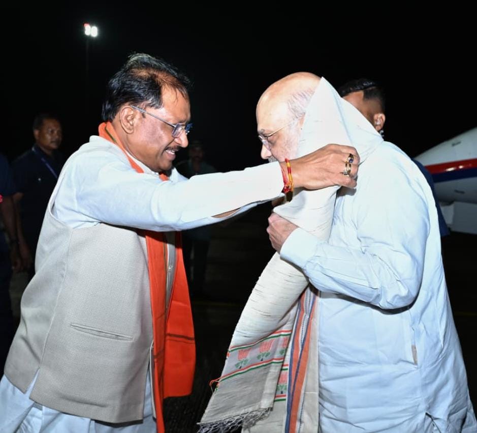 केंद्रीय गृह मंत्री अमित शाह का मुख्यमंत्री विष्णुदेव साय ने स्वामी विवेकानंद विमानतल पर किया आत्मीय स्वागत