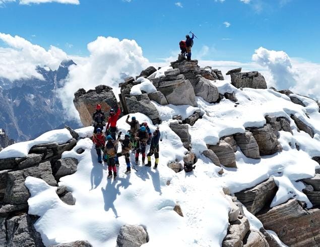 हिमालय में गूँजी जशपुर की गूंज: आदिवासी युवाओं ने जगतसुख पीक पर खोला नया मार्ग हिमालय में गूँजी जशपुर की गूंज: आदिवासी युवाओं ने जगतसुख पीक पर खोला नया मार्ग