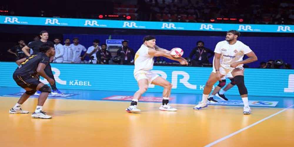 अहमदाबाद डिफेंडर्स ने पिछड़ने के बाद वापसी करते हुए कालीकट हीरोज को हराया