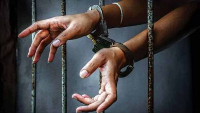 मध्यप्रदेश पुलिस ने देवघर से दो साइबर अपराधियों को पकड़ा, 3.5 लाख रुपये और अवैध सामान जब्त