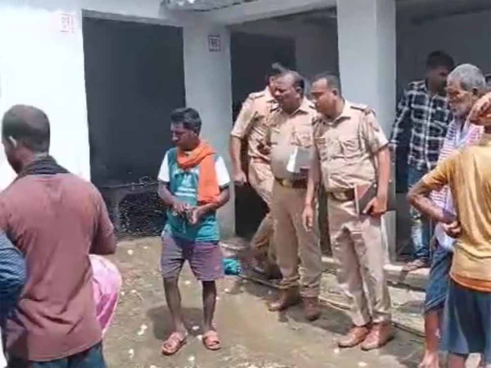 यूपी में हृदय विदारक घटना: 2 नाबालिग बच्चों की हत्या, परिवार ने खुद को लगाई आग, 6 की दर्दनाक मौत यूपी में हृदय विदारक घटना: 2 नाबालिग बच्चों की हत्या, परिवार ने खुद को लगाई आग, 6 की दर्दनाक मौत