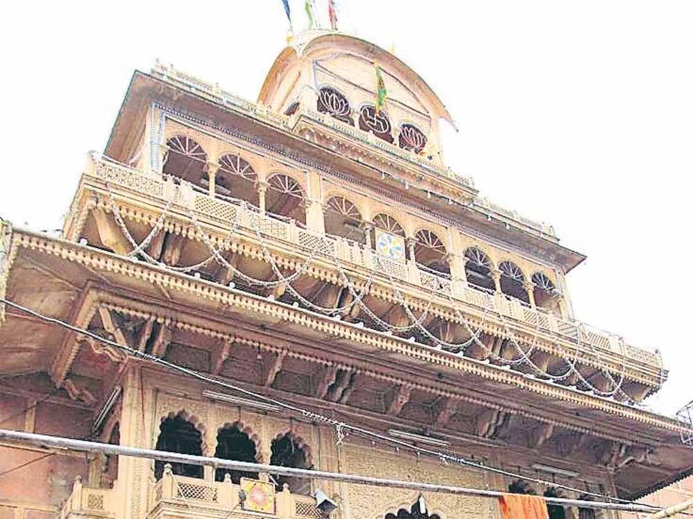 बांकेबिहारी मंदिर में फिर नियमों की अनदेखी! गर्भगृह के सामने दीपदान, सिर्फ 7 दीयों की थी अनुमति बांकेबिहारी मंदिर में फिर नियमों की अनदेखी! गर्भगृह के सामने दीपदान, सिर्फ 7 दीयों की थी अनुमति
