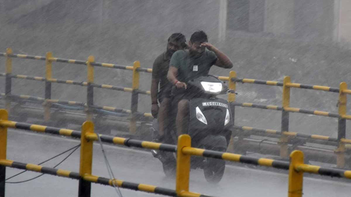 IMD का अलर्ट: अगले 48 घंटों में कई जिलों में भारी बारिश और बिजली गिरने की चेतावनी IMD का अलर्ट: अगले 48 घंटों में कई जिलों में भारी बारिश और बिजली गिरने की चेतावनी