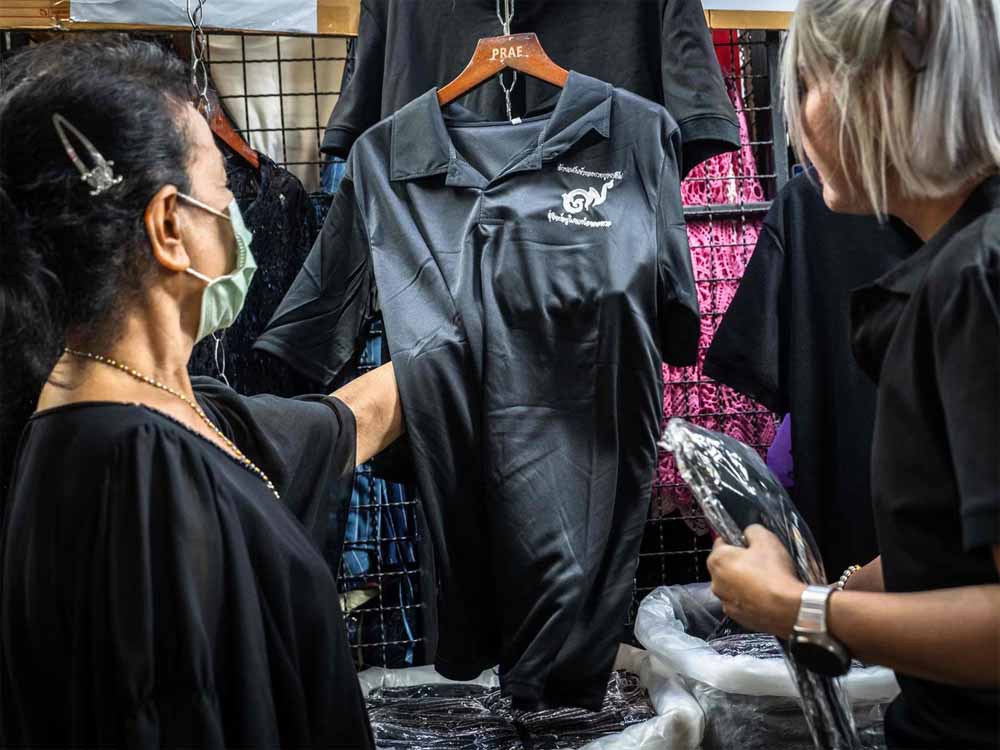 काले कपड़ों पर लगा बैन! जानिए किस देश में अचानक मच गई किल्लत और क्यों दिया गया खास आदेश काले कपड़ों पर लगा बैन! जानिए किस देश में अचानक मच गई किल्लत और क्यों दिया गया खास आदेश