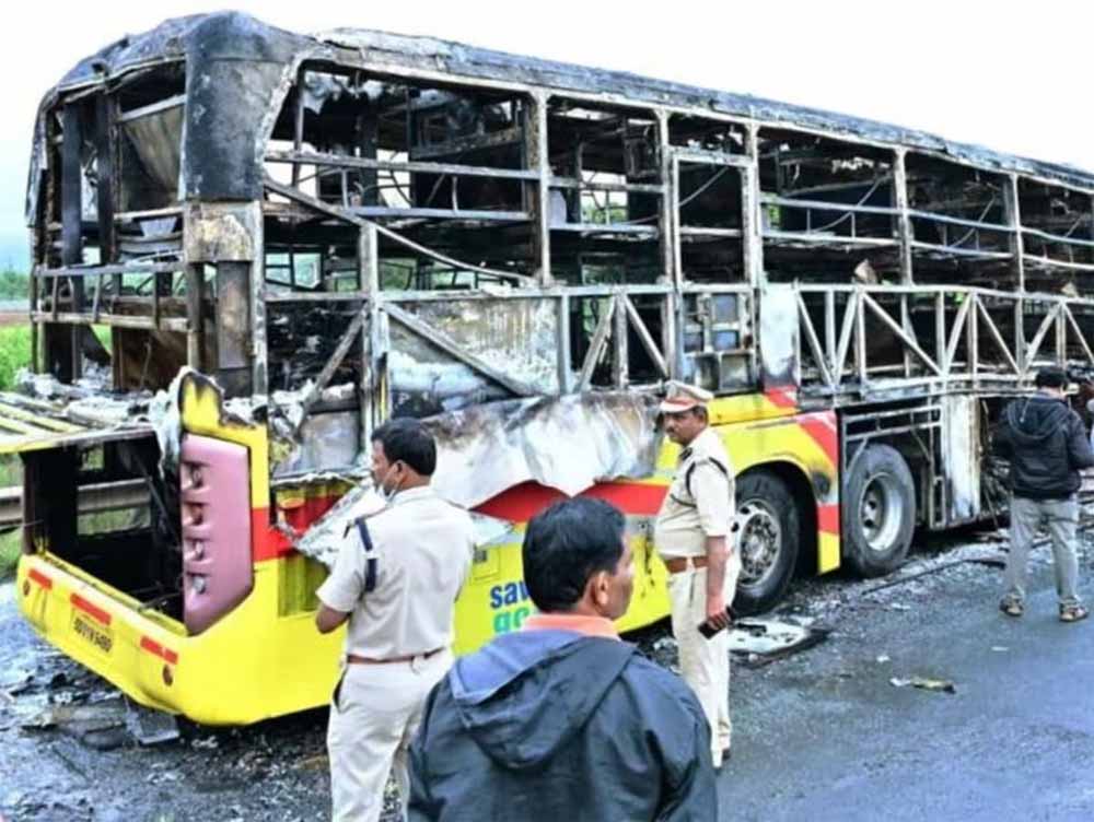 चलती इलेक्ट्रिक बस में धमाका! बैट्री ब्लास्ट से कुछ ही मिनटों में बस बनी आग का गोला