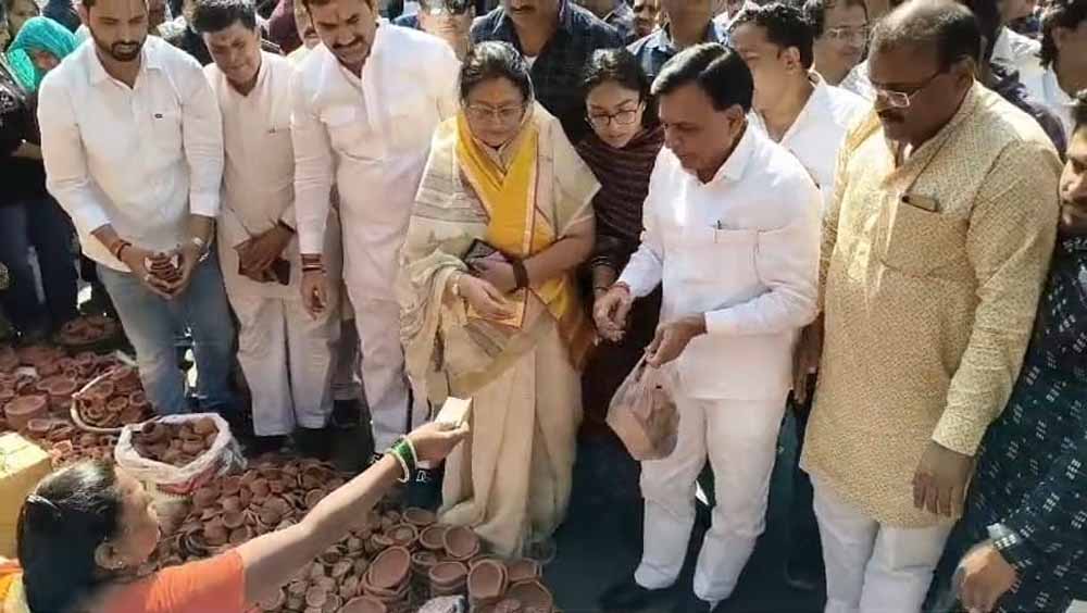 उप मुख्यमंत्री देवड़ा ने इंदौर राजवाड़ा बाजार से खरीदे मिट्टी के दीपक उप मुख्यमंत्री देवड़ा ने इंदौर राजवाड़ा बाजार से खरीदे मिट्टी के दीपक
