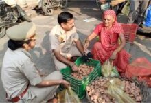 बूढ़ी माता की मायूसी गई दूर, थानेदार ने खरीदे सभी दीये – दीपावली की दिल छू लेने वाली कहानी