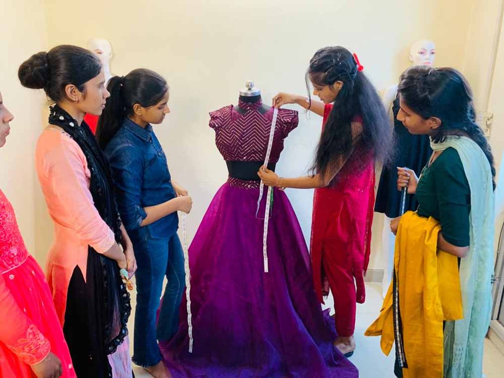 फैशन डिजाइनिंग आधारित स्टार्टअप प्रशिक्षण 30 अक्टूबर से फैशन डिजाइनिंग आधारित स्टार्टअप प्रशिक्षण 30 अक्टूबर से