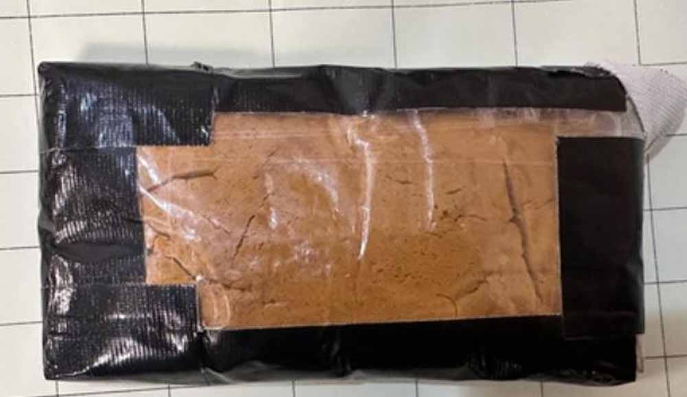 मुंबई एयरपोर्ट पर बड़ा धमाका: डीआरआई ने 1.2 किलो सोना जब्त किया, दो कर्मचारी गिरफ्तार