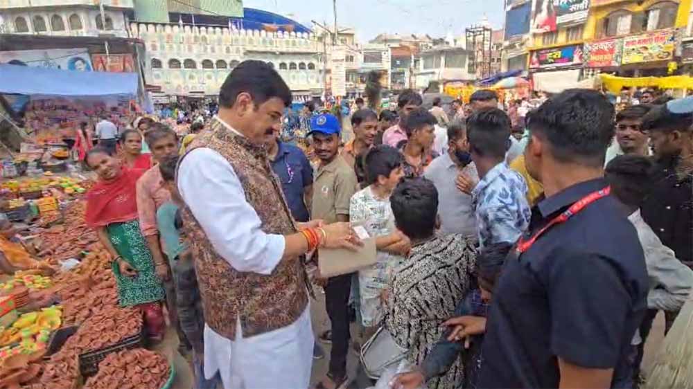 लोकल फॉर वोकल को बढ़ावा देने खाद्य मंत्री सपरिवार खरीदी करने पहुंचे बाजार लोकल फॉर वोकल को बढ़ावा देने खाद्य मंत्री सपरिवार खरीदी करने पहुंचे बाजार