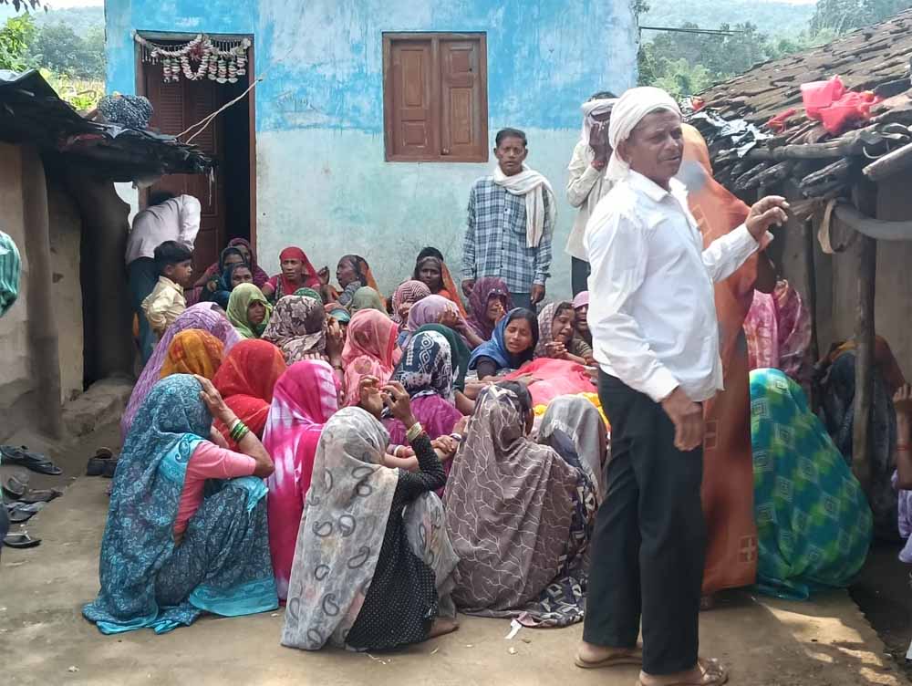 खंडवा हादसा: दुर्गा विसर्जन में डूबे 11 लोगों का अंतिम संस्कार, गांव में मातम खंडवा हादसा: दुर्गा विसर्जन में डूबे 11 लोगों का अंतिम संस्कार, गांव में मातम