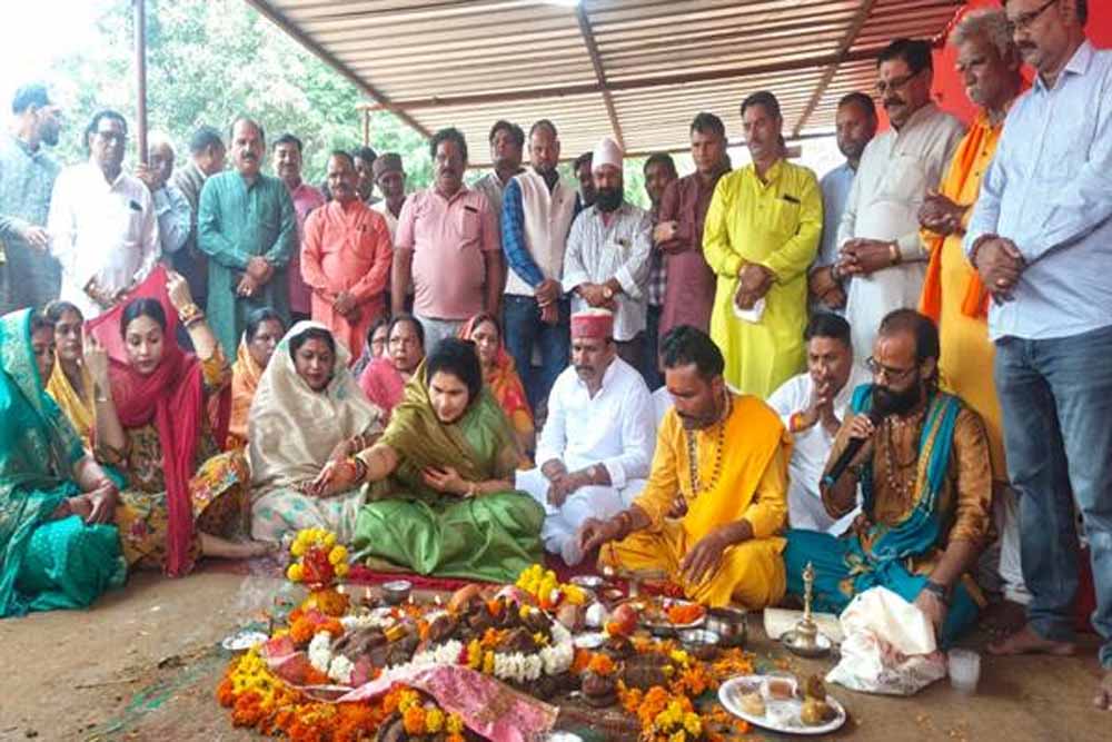 राज्यमंत्री श्रीमती गौर ने की गोवर्धन पूजा राज्यमंत्री श्रीमती गौर ने की गोवर्धन पूजा