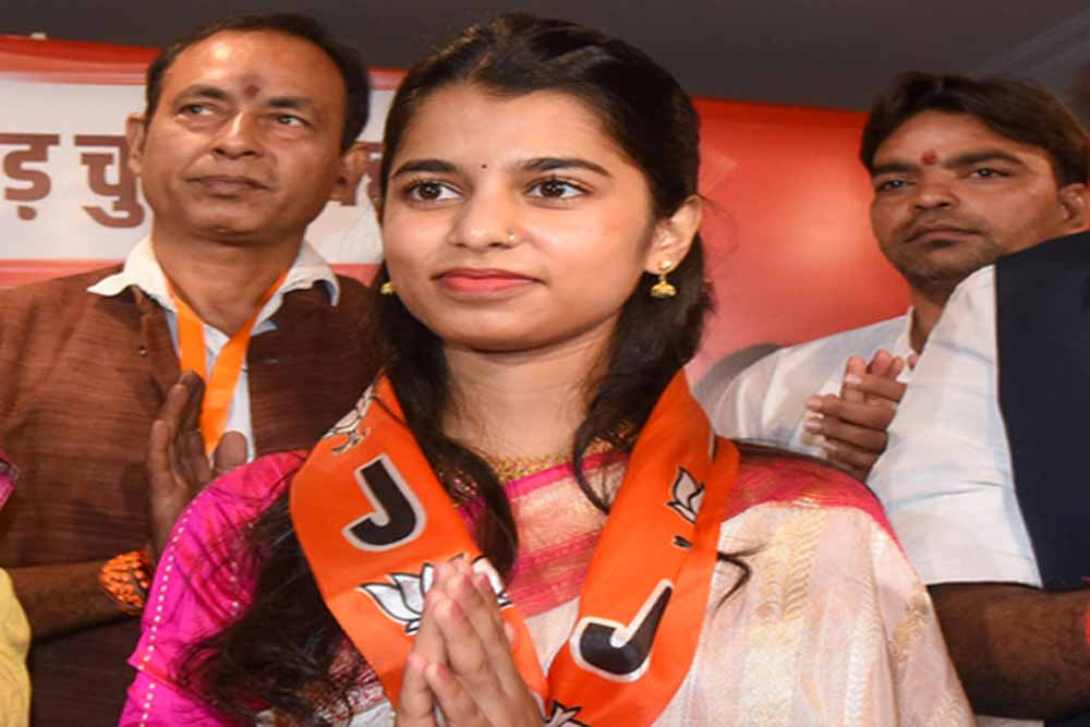 तेजस्वी यादव पर मैथिली ठाकुर का वार: हर परिवार को नौकरी निकला झूठा वादा! तेजस्वी यादव पर मैथिली ठाकुर का वार: हर परिवार को नौकरी निकला झूठा वादा!