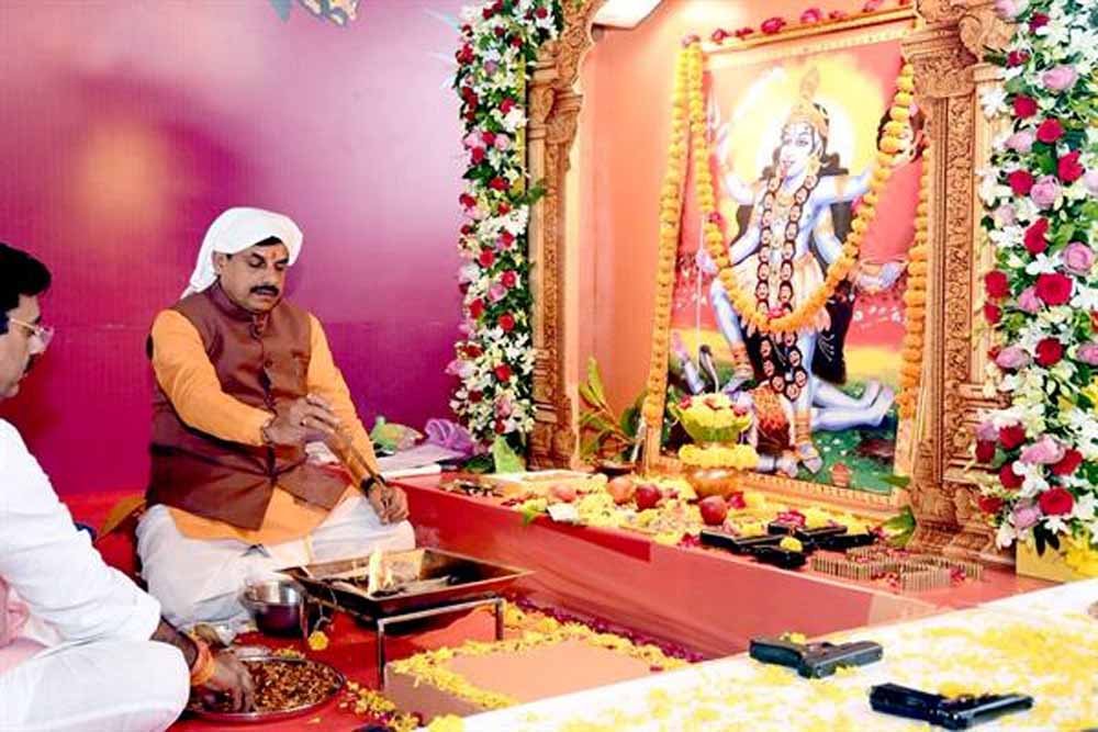 मुख्यमंत्री डॉ. यादव ने मुख्यमंत्री निवास में किया शस्त्र पूजन शक्ति स्वरूपा मां काली की पूजा अर्चना और वाहनों की विधि-विधान से की पूजा