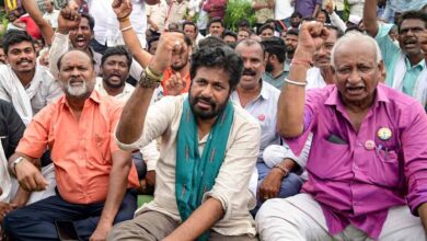 फडणवीस सरकार का अधूरा वादा बना सियासत की आग, हाईवे पर किसानों का हल्लाबोल! फडणवीस सरकार का अधूरा वादा बना सियासत की आग, हाईवे पर किसानों का हल्लाबोल!