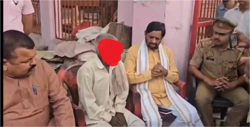 बुजुर्ग के साथ शर्मनाक घटना: CM योगी तक पहुंचा मामला, अब कार्रवाई की तैयारी बुजुर्ग के साथ शर्मनाक घटना: CM योगी तक पहुंचा मामला, अब कार्रवाई की तैयारी