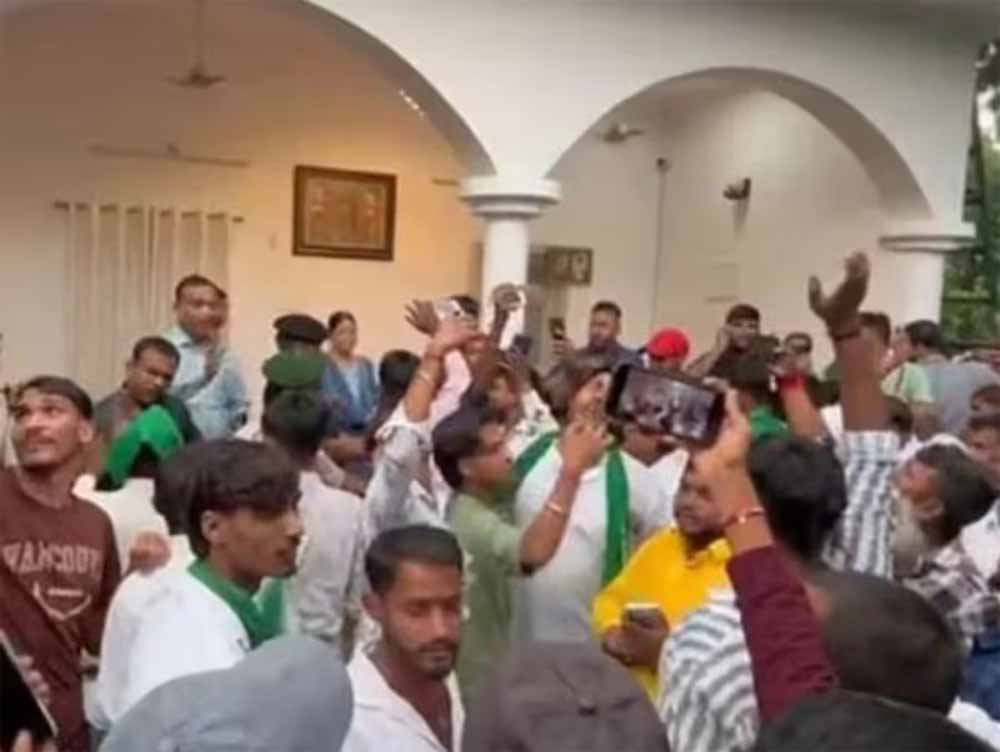 पटना में लालू-राबड़ी आवास पर बवाल, कार्यकर्ताओं ने विधायक के खिलाफ उठाई आवाज