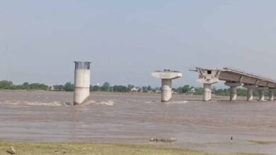 चिनाब के किनारे अधूरा पुल बना खतरा: एक ओर पाकिस्तान की गोलियां, दूसरी ओर बाढ़ का डर