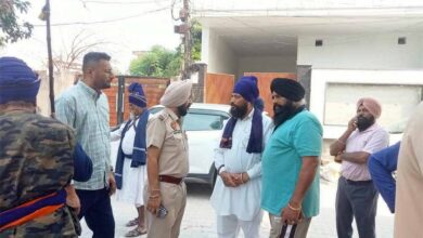 गांव बन गया पुलिस छावनी, तनाव ने बढ़ाई स्थानीय लोगों की चिंताएं गांव बन गया पुलिस छावनी, तनाव ने बढ़ाई स्थानीय लोगों की चिंताएं