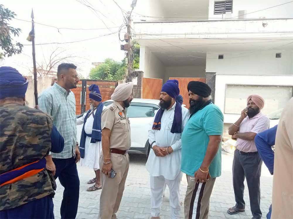 गांव बन गया पुलिस छावनी, तनाव ने बढ़ाई स्थानीय लोगों की चिंताएं