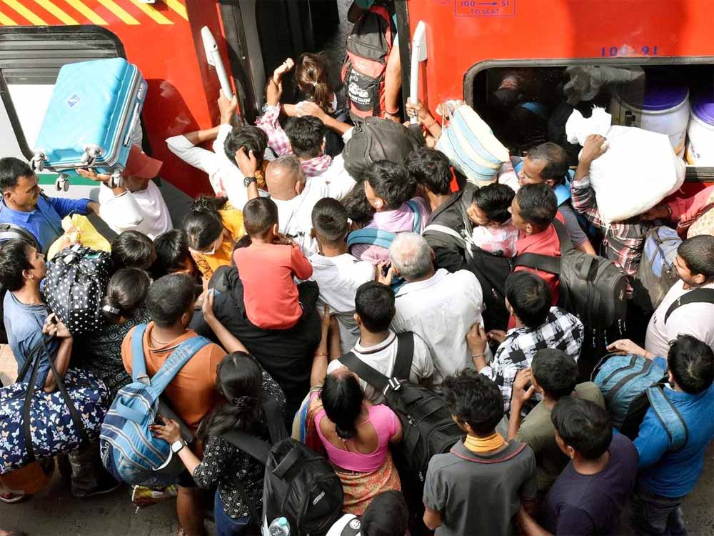 रेल हादसा या प्रशासनिक विफलता? 12 हजार स्पेशल ट्रेनें कहां, लोग छतों पर लटके! राहुल गांधी का हमला रेल हादसा या प्रशासनिक विफलता? 12 हजार स्पेशल ट्रेनें कहां, लोग छतों पर लटके! राहुल गांधी का हमला