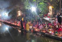 आमातालाब के घाट पर उगते सूर्य को छठ व्रतियों ने दी उषा अर्घ्य देकर 4 दिवसीय पवित्र अनुष्ठान का समापन किया