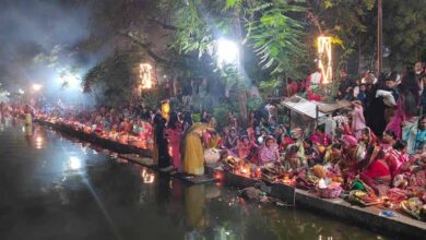 आमातालाब के घाट पर उगते सूर्य को छठ व्रतियों ने दी उषा अर्घ्य देकर 4 दिवसीय पवित्र अनुष्ठान का समापन किया